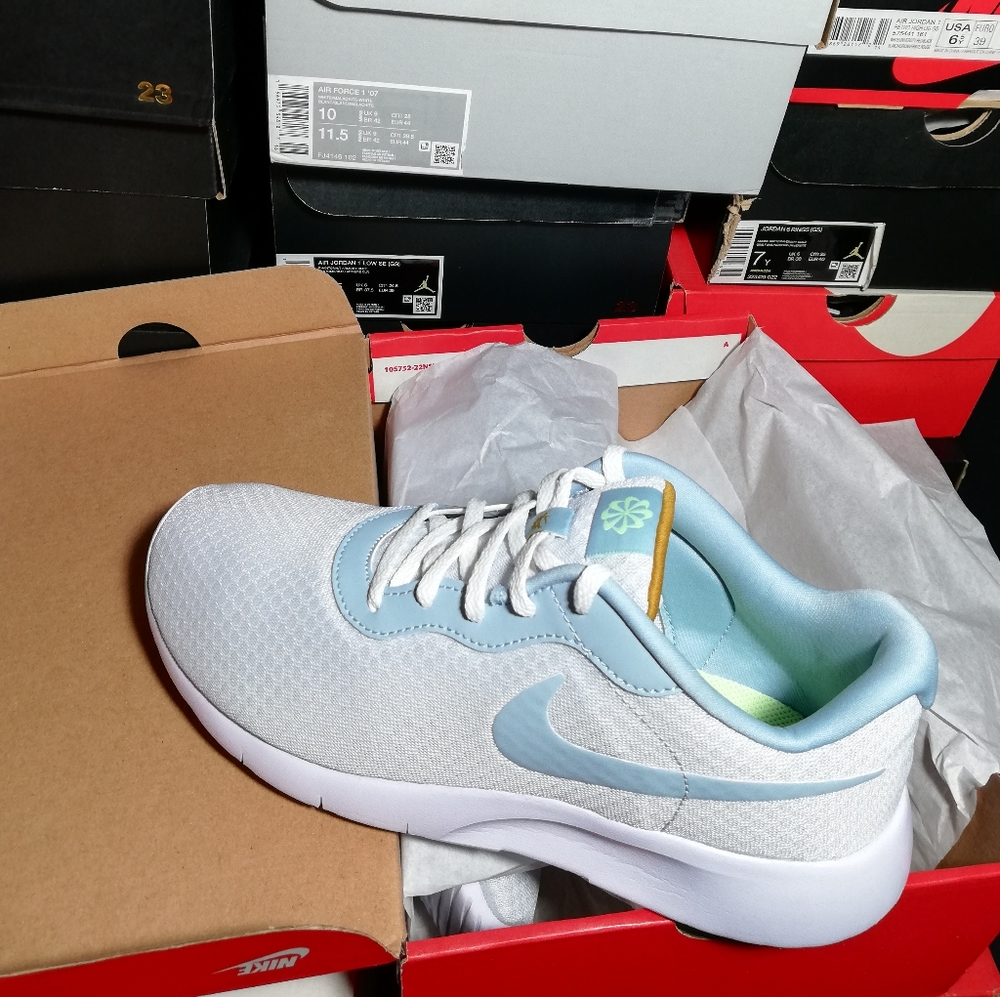 NIKE TANJUN "BABY BLUE"WOMEN'S US SIZE 8 BRAND NEW IN BOX